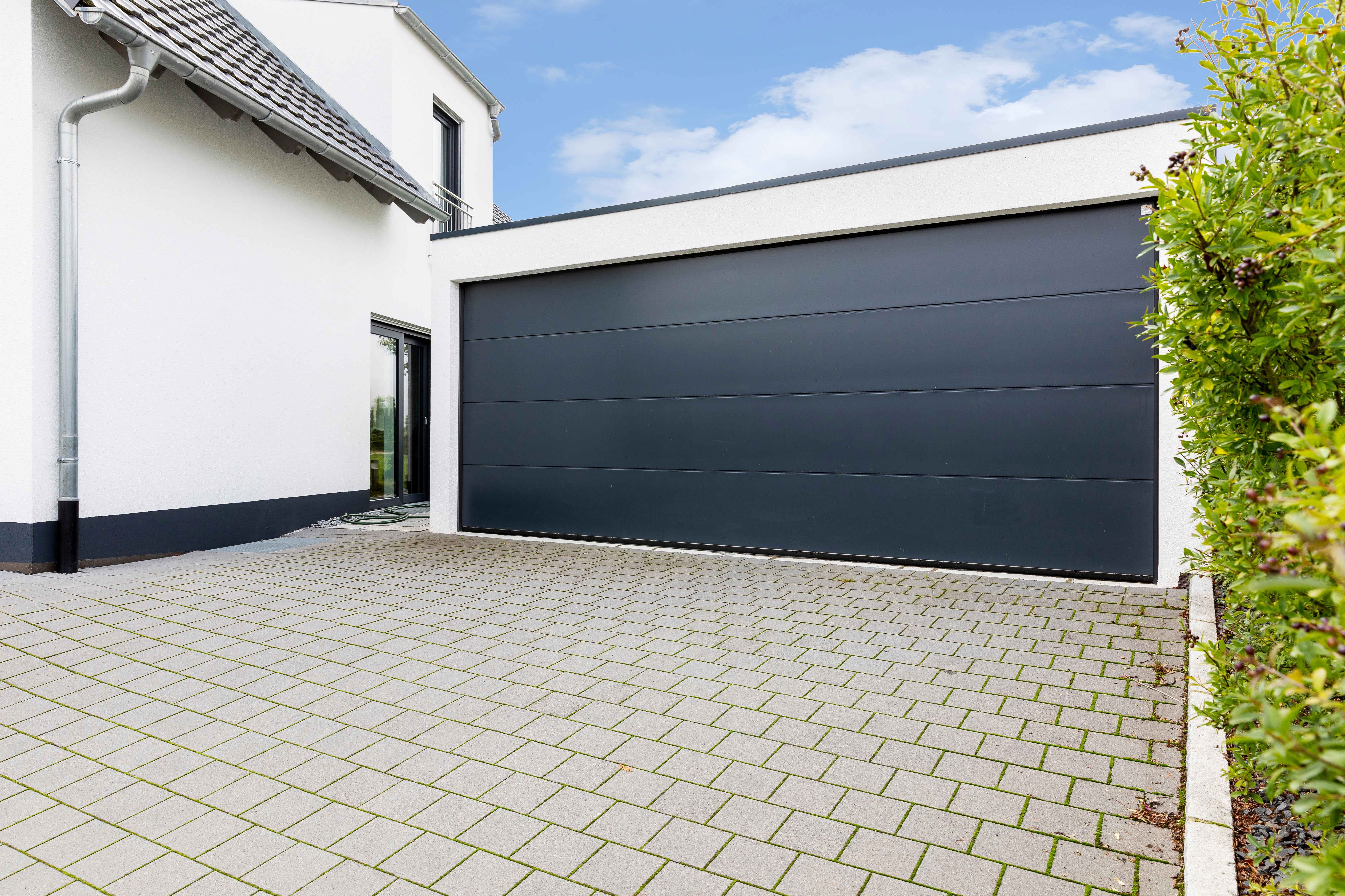 ZAPF-Großraumgarage-weiß-Premiumsektionaltor-anthrazit-Dachranddesign-anthrazit-Auto-schwarz-(7)